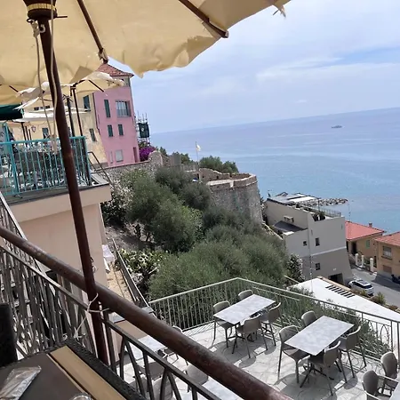 La Finestra Sul Borgo Bed & Breakfast Cervo